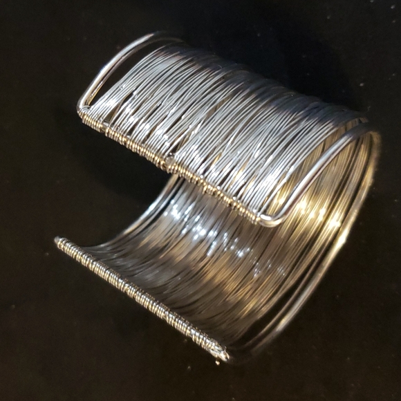 Silver tone wire bracelet - Picture 3 of 3